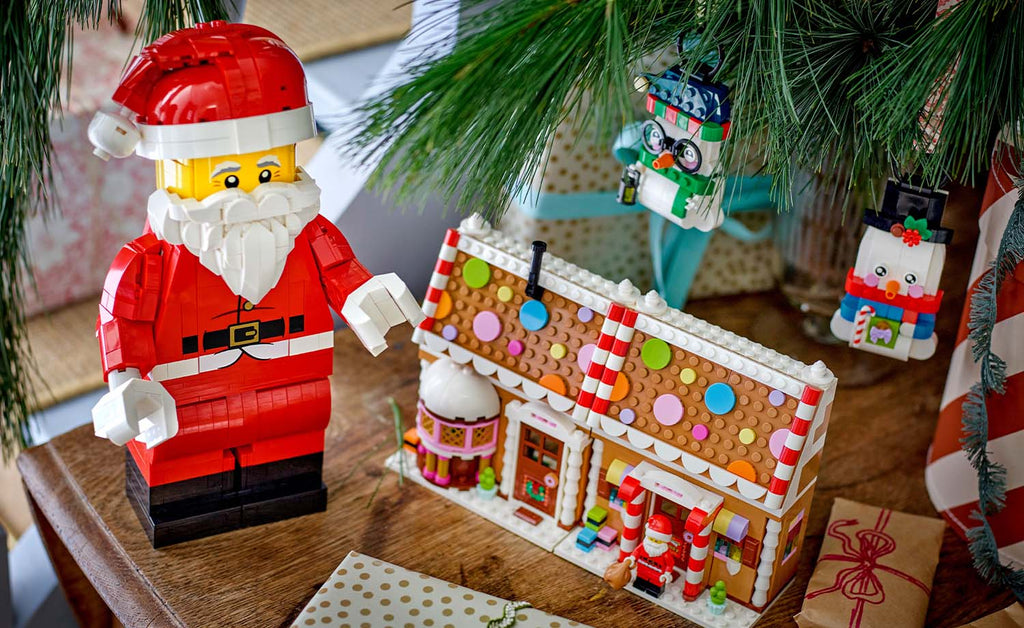 LEGO Iconic Up-Scaled Santa Minifigure | 40820
